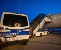 Bild: Michael Kappeler/dpa
Bei Abschiebungen unterstützt die Bundespolizei die Ausländer- und Polizeibehörden der Länder. (Symbolbild)