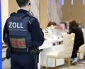 Symbolbild: -/dpa
Ein Zollbeamter steht bei einer Kontrolle in Köln in der Tür eines Nagelstudios. Im Landkreis Neustadt/WN haben Zöllner einen umfangreichen Fall von Schwarzarbeit, Mindestlohnverstößen und illegaler Beschäftigung in zwei Nagelstudios aufgedeckt.