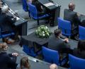 Bild: Michael Kappeler/dpa
Mit einem Gesteck wurde in der vergangenen Sitzungswoche im Bundestag des gestorbenen Abgeordneten Carsten Träger (SPD) gedacht.