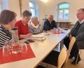 Bild: mma
Schatzmeistern Doris Beer, Schriftführerin Kerstin Strähl, Vorsitzende Marianne Lindner, Diakon Dieter Gerstacker und Pfarrer Michael Birner sind traurig über die Auflösung der Hahnbacher KAB.