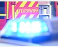Bild: Bernd Weißbrod/dpa
Die Feuerwehrleute verhindern, dass sich die Flammen weiter ausbreiten. (Symbolbild)