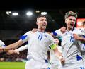 Bild: Nick Potts/PA Wire/dpa
Edin Dzeko (l) soll Bosnien zur WM schießen. (Archivbild)