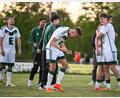 Bild: Loeffler, Jonas
Mit einem 1:0-Sieg beim SV Buckenhofen machte die DJK Ammerthal (helle Trikots) die Meisterschaft in der Fußball-Landesliga Nordost perfekt und feierte den Wiederaufstieg in die Bayernliga. Dominik Haller (Mitte) schreit den Jubel voll raus.