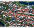 Luftbild: mür
Der Tirschenreuther Ortskern aus der Luft betrachtet: Wenn am Pfingstmontag, 25. Mai, auf Initiative des Radiosenders Antenne Bayern der "Große Flohmarkt-Tag" steigt, können Interessierte im ganzen Stadtgebiet auf Privatgrund Gebrauchtwaren anbieten.