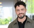 Bild: Jens Kalaene/dpa
Schauspieler Aram Arami bei einem Fototermin für die Deutsche Presse-Agentur im April 2026 in Berlin.