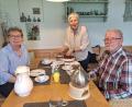 Bild: bl
Sonja Toleikis (links) und ihr Mann Helmut sind die Pioniere in der Senioren-WG von Anne-Käs-Sperl (Mitte) im Schönseer Ortsteil Dietersdorf und genießen das gemeinsame Kaffeetrinken. Den Umzug von Frankfurt aufs Land haben sie nicht bereut.