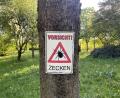 Bild: Paulina Schmidt
Ein Schild warnt am Flutkanal in Weiden vor Zecken.