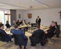 Bild: fla
In seiner letzten Marktratssitzung als amtierender Bürgermeister musste Josef Beimler (stehend) noch wichtige Entscheidungen treffen.