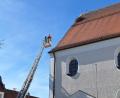 Bild: bl
Mit der Drehleiter versucht die Feuerwehr zu retten, was noch zu retten ist. Inzwischen ist das Nest auf der Pfreimder Stadtpfarrkirche bis zum Schneefanggitter abgerutscht.
