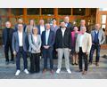 Bild: fdl
Der scheidende Bürgermeister Hermann Falk (vorne, Dritter von links) und die anwesenden Stadträte verabschiedeten die Mitglieder Johanna Erras-Dorfner und Stefan Butschek (links und rechts vom Bürgermeister).