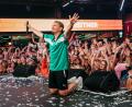 Bild: Jannik Wefer/dpa
Partysänger Breitner lässt sich im "Bierkönig" nicht nur von Schalke-Fans feiern.