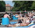 Bild: picture alliance / dpa
Im Hainbad schwimmt man im Fluss mit schöner Aussicht auf die Bamberger Altstadt. (Archivbild)