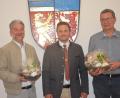 Bild: fz
Karl Bodensteiner (rechts) und Thomas Fritsch (links) wurden von Bürgermeister Ernst Lenk aus dem Gemeinderat verabschiedet.