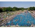 Bild: Daniel Karmann/dpa
An heißen Sommertagen tummeln sich teilweise bis zu 10.000 Gäste im Nürnberger Westbad. (Archivbild)