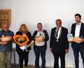 Bild: fla
Bürgermeister Josef Beimler (Zweiter von rechts) verabschiedete (von links) Marktrat Dr. Johannes Weig, Markträtin Maria Greim, Marktrat Michael Weig und Marktrat Florian Stahl und dankte allen für die gute Zusammenarbeit und wertvolle Unterstützung.