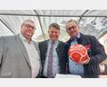 Bild: Kunz
Ein respektabler Fußball für den frischgebackenen Weidener Oberbürgermeister Benjamin Zeitler (Mitte). Eingerahmt vom Hauptredner Christian Dietl (links) und Cheforganisator Josef Bock vom DGB.