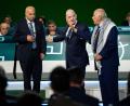 Bild: Ethan Cairns/The Canadian Press/AP/dpa
Gianni Infantino (M) kann Dschibril Radschub, Präsident des Palästinensischen Verbandes, und den israelischen Vizechef Bassim Scheich Suliman (l) auf der Kongressbühne nicht versöhnen.