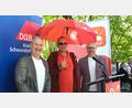 Bild: Hirsch
DGB-Kreisvorsitzender Wolfgang Kurzendorfer (links) und sein Stellvertreter Andreas Sander (rechts) bedankten sich beim Hauptredner der Maikundgebung in Schwandorf, Udo Fechtner (Mitte), mit einem Schirm.