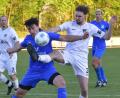 Bild: Hans Mark
Max Kauz (rechts/weißes Trikot) fährt mit dem 1. FC Schwarzenfeld am Sonntag zum FC Thalmassing. Christian Weiß (blaues Trikot) und der SV Schwarzhofen sind in Wenzenbach zu Gast.