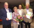 Bild: rn
Mit Dankurkunden verabschiedete Bürgermeister Marcus Gradl die Stadträte Udo Müller (links) und Klaus Lehr in den kommunalpolitischen Ruhestand. Über Blumen freute sich Annemarie Müller.
