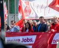 Bild: Pia Bayer/dpa
Die DGB-Bundesvorsitzende Yasmin Fahimi (Mitte) bei der zentralen Maikundgebung der Gewerkschaften in Nürnberg.