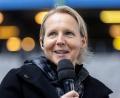 Bild: Philipp Szyza/dpa
Fans hören dank eines Funkmikrofons, was Werder-Trainerin Friederike Kromp während des Spiels gegen den 1. FC Köln sagt. (Archivbild)