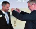 Bild: Stephan Huber
Michael Cerny übergibt die Amtskette an Michael Fritz.