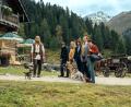 Bild: Stephan Rabold/Netflix/dpa
Rúrik Gíslason, Kerim Waller, Anna Herrmann, Alexandra Maria Lara, Devid Striesow und Doga Gürer in einer Szene des Films „Eat Pray Bark – Therapie auf 4 Pfoten“.