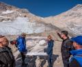 Bild: Michael Kappeler/dpa
Der Geograph Hagg - hier an der Zugspitze vor dem schmelzenden Gletscher - sieht einen Ausstieg aus dem Klimaziel 2040 kritisch. (Archivbild)