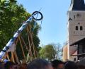 Bild: Karl-Josef Hildenbrand/dpa
Im vergangenen Jahr bekam Taufkirchen bei München einen neuen Maibaum. (Archivbild)