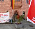 Bild: mfh
Umrahmt von Bannern und Fahnen der Gewerkschaften forderte Alexander Gröbner, Geschäftsführer des Verdi-Bezirks Oberpfalz, Politik und Wirtschaft auf, die Interessen der Beschäftigten in den Mittelpunkt zu rücken.