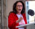 Bild: Pia Bayer/dpa
DGB-Chefin Fahimi warnte vor einem „Rentenklau“.