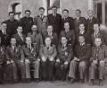 Bild: Sportschützengrenzgau/exb
Am 28. Oktober 1955 trafen sich alle Sportleiter bei einer Herbsttagung des Sportschützengrenzgaus im Gasthaus Wienerhof in Eslarn. Vorne in der Mitte sitzt der Gründer des Sportschützengrenzgaus, Ehrenbundesschützenmeister Hans Löffelmann. Gauschützenmeister war damals Alois Zilbauer (Dritter von links). Dahinter sind 16 der insgesamt 18 Schützenmeister und Funktionäre der zugehörigen Vereine.