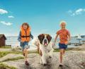 Bild: Petrus Sjövik/ZDF/SF Studios/dpa
Die neue schwedische sechsteilige Serie „Unsere Ferien auf Saltkrokan“ nach Astrid Lindgren kommt im ZDF: Szene mit Tjorven (Vega Åhman, l.), Pelle (Elton Larsson, r.) und Hund Bootsmann.