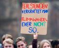 Bild: Klaus-Dietmar Gabbert/dpa-Zentralbild/ZB
2019 gingen regelmäßig tausende Schülerinnen und Schüler für Fridays For Future auf die Straße. (Archivbild)