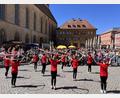Bild: mma
Voll besetzt ist der Amberger Marktplatz bei der Mai-Kundgebung. Kinder vom SV Inter Bergsteig unterhalten mit sportlichen Einlagen.