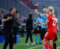 Bild: Sven Hoppe/dpa
Wegen seiner Roten Karte im Rückspiel der Bayern-Frauen in Barcelona gesperrt: Trainer José Barcala (l.). (Archivbild)