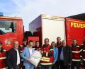 Bild: mrr
Im Beisein der Kommandanten, Riedens Bürgermeister Erwin Geitner und weiteren Aktiven der Riedener Feuerwehr übergeben die Amberger Vertreter der Bayerischen Versicherungskammer den Fangsaugkorb.