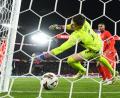 Bild: Tom Weller/dpa
Tor nach einer Ecke: Der Schweizer Torwart Gregor Kobel kann den Kopfball von Jonathan Tah nicht halten. (Archivbild)