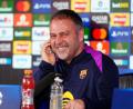Bild: Owen Humphreys/PA Wire/dpa
Kurz vorm Titel und einem neuen Vertrag: Hansi Flick hat gut lachen. (Archivfoto)