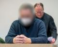 Bild: Peter Kneffel/dpa
Der Angeklagte, der sein Gesicht mit einer Maske verdeckte, hat die Taten gestanden.