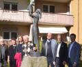 Bild: Kunz
Die Skulptur "Frau mit Kind" steht wieder an ihrem Platz. Darüber freuen sich Ludwig Kreutzer, Petra Vorsatz, MdL Laura Weber, Bürgermeister Lothar Höher, Bürgermeister Reinhold Wildenauer und Stadtrat Christoph Skutella (von links).