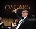 Bild: John Locher/Invision/dpa
Der Oscar, den Talankin hier voller Stolz in die Luft hält, ging auf dem Weg nach Frankfurt verloren. (Archivbild)