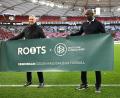 Bild: Marijan Murat/dpa
DFB-Präsident Bernd Neuendorf (l) freut sich über die Zusammenarbeit mit dem früheren Bundesliga-Spieler Otto Addo. (Archivbild)