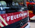 Bild: Sven Hoppe/dpa
Die Feuerwehr musste den Dachstuhl mit einem Bagger abtragen, um den Brand zu kontrollieren. (Symbolbild)