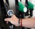 Bild: Marijan Murat/dpa
Um knapp 17 Cent sank die Steuer auf Benzin und Diesel - komplett ist dies bisher nicht an den Zapfsäulen angekommen. (Archivbild)