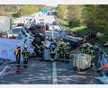 Bild: Lars Haubner/NEWS5/dpa
Rettungskräfte sind vor Ort an der Unfallstelle.