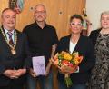 Bild: Gerhard Franz
Peter Dotzler (l.) verabschiedete als letzte Amtshandlung die ausgeschiedenen Gemeinderäte Christine Sabisch (2.v.r.) und Hans-Jürgen Zintl (2.v.l.) und überreichte anschließend seine Amtskette an die neue Bürgermeisterin Susanne Lindner (r.).