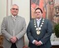 Bild: bnr
Nach zwölf Jahren als Bürgermeister der Stadt Pfreimd übergibt Bürgermeister Richard Tischler (links) sein Amt an seinen Nachfolger Florian Reger (rechts).