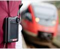 Bild: Uwe Anspach/dpa
Nach dem Angriff klagte der Zugbegleiter der Polizei zufolge über Schmerzen, stand unter Schock und musste seinen Dienst vorzeitig beenden. (Symbolbild)